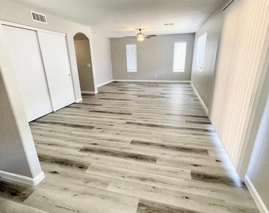 16200 W Moreland Street - Photo Thumbnail 6