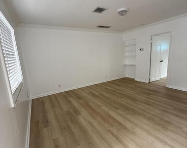 220 Walton Boulevard - Photo Thumbnail 3
