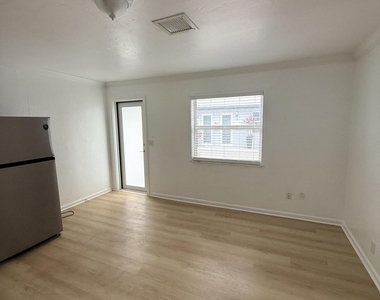 220 Walton Boulevard - Photo Thumbnail 5