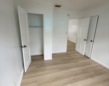 220 Walton Boulevard - Photo Thumbnail 10