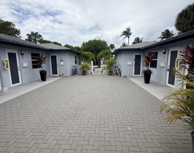 220 Walton Boulevard - Photo Thumbnail 2