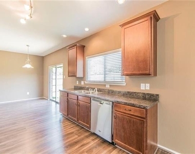 560 Griffith Drive - Photo Thumbnail 6