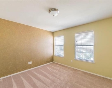 560 Griffith Drive - Photo Thumbnail 12
