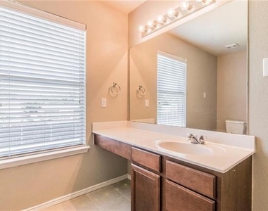 560 Griffith Drive - Photo Thumbnail 10