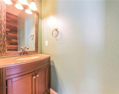 560 Griffith Drive - Photo Thumbnail 4