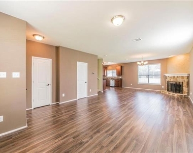 560 Griffith Drive - Photo Thumbnail 3