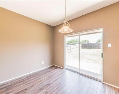 560 Griffith Drive - Photo Thumbnail 7