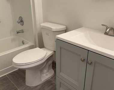1222 E Mountain View Road - Photo Thumbnail 8