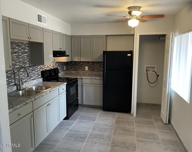 1222 E Mountain View Road - Photo Thumbnail 3