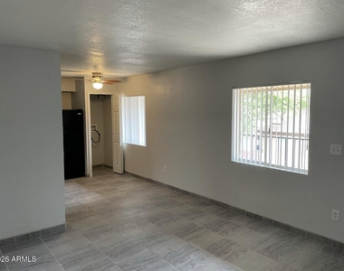 1222 E Mountain View Road - Photo Thumbnail 2