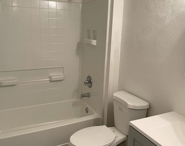 1222 E Mountain View Road - Photo Thumbnail 7