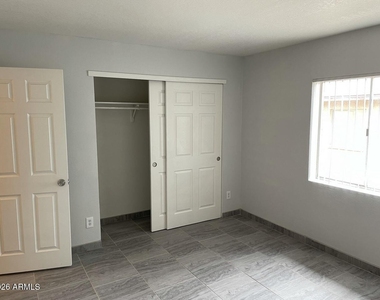 1222 E Mountain View Road - Photo Thumbnail 10