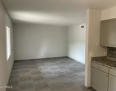 1222 E Mountain View Road - Photo Thumbnail 4