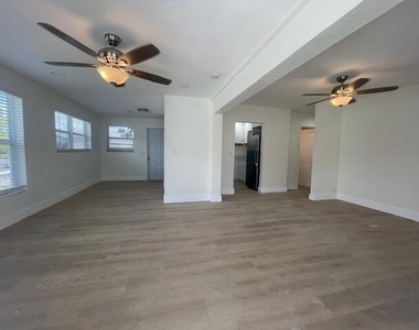 304 N Tamarind Avenue - Photo Thumbnail 12