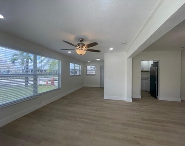 304 N Tamarind Avenue - Photo Thumbnail 10