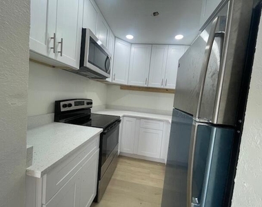 304 N Tamarind Avenue - Photo Thumbnail 1