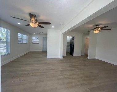 304 N Tamarind Avenue - Photo Thumbnail 9