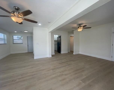 304 N Tamarind Avenue - Photo Thumbnail 8