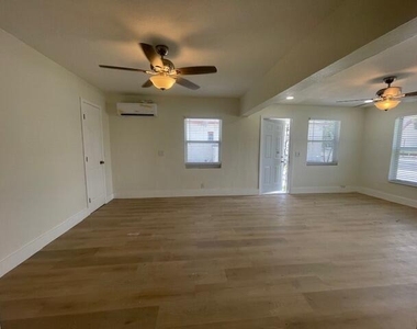 304 N Tamarind Avenue - Photo Thumbnail 2