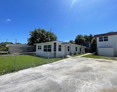304 N Tamarind Avenue - Photo Thumbnail 27