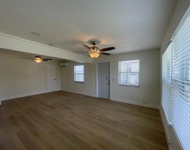 304 N Tamarind Avenue - Photo Thumbnail 14