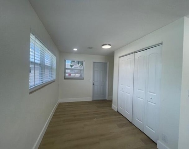 304 N Tamarind Avenue - Photo Thumbnail 7
