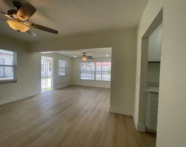 304 N Tamarind Avenue - Photo Thumbnail 3