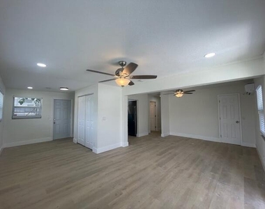 304 N Tamarind Avenue - Photo Thumbnail 5