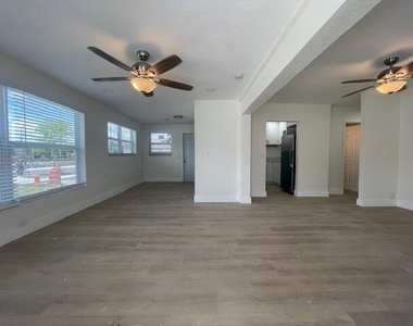 304 N Tamarind Avenue - Photo Thumbnail 16