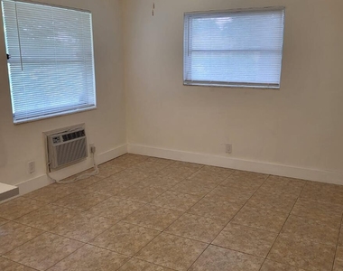 317 N 61st Terrace - Photo Thumbnail 3