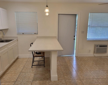 317 N 61st Terrace - Photo Thumbnail 2