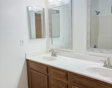 9105 W Raven Drive - Photo Thumbnail 11