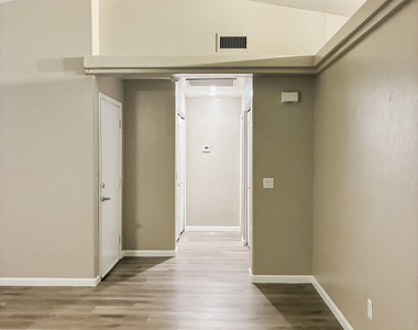 9105 W Raven Drive - Photo Thumbnail 4