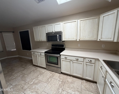 8747 W Adam Avenue - Photo Thumbnail 5