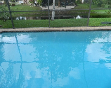 4002 Nw 73rd Avenue - Photo Thumbnail 8