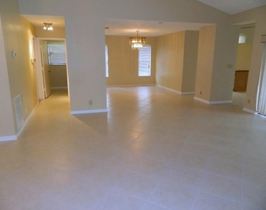 4002 Nw 73rd Avenue - Photo Thumbnail 3