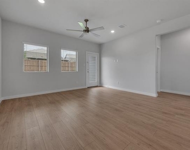 606 Green Grass Drive - Photo Thumbnail 5