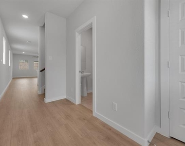 606 Green Grass Drive - Photo Thumbnail 2