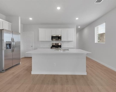 606 Green Grass Drive - Photo Thumbnail 7