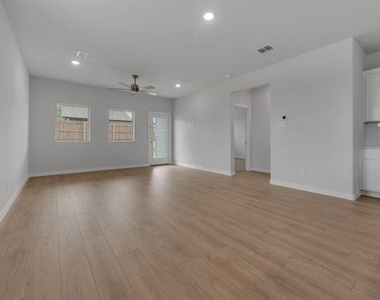 606 Green Grass Drive - Photo Thumbnail 4