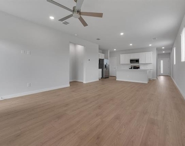 606 Green Grass Drive - Photo Thumbnail 6