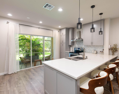 13792 Creston Place - Photo Thumbnail 3
