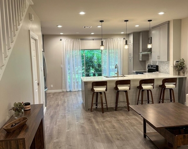 13792 Creston Place - Photo Thumbnail 2