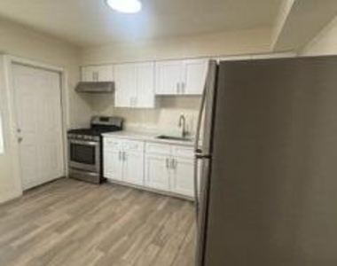 1405 W Clarendon Avenue - Photo Thumbnail 9
