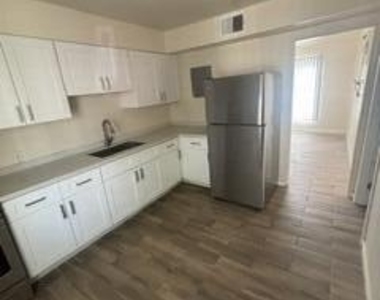 1405 W Clarendon Avenue - Photo Thumbnail 7