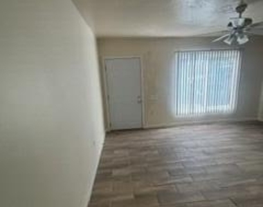1405 W Clarendon Avenue - Photo Thumbnail 5