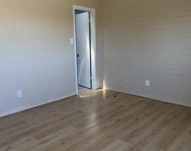 4949 W Verde Lane - Photo Thumbnail 10