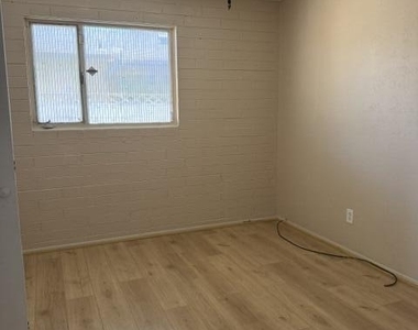 4949 W Verde Lane - Photo Thumbnail 8