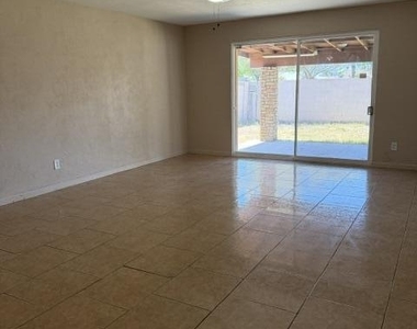 4949 W Verde Lane - Photo Thumbnail 6