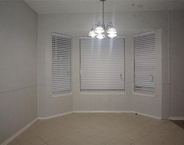 4704 Aspen Way - Photo Thumbnail 3